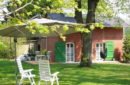 Droyßig Apartment | Discover Bahnhof Droyßig: Stay in a Historic Gem