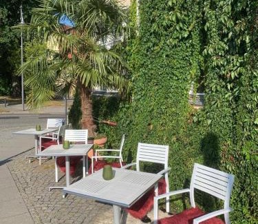 Bad Saarow Hotel | Pet-Friendly Bahnhofshotel Die Neue Bühne with Breakfast