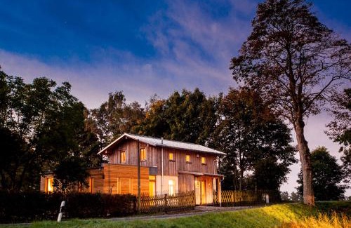 Tirpersdorf House | Exceptional Bahnwärterhaus: 4-Star Pet-Friendly Retreat