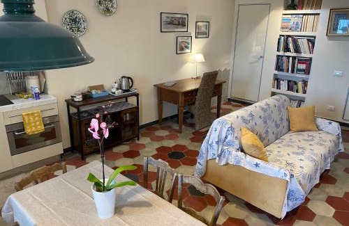 Boccadasse Apartment | Cozy Baiàn Casa Vacanze: Pet-Friendly Oceanfront Retreat