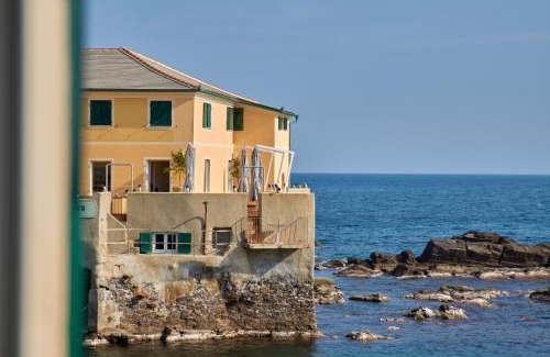 Boccadasse Apartment | Cozy Baiàn Casa Vacanze: Pet-Friendly Oceanfront Retreat