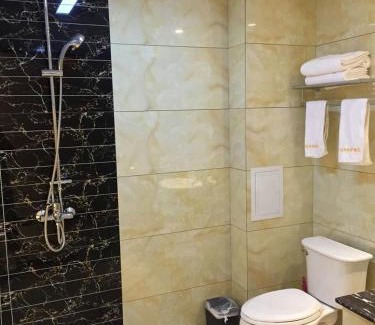 Guandu Hotel | Relaxing Stay at Bai Nian Sheng Shi Hotel - Guest Rated 7/10