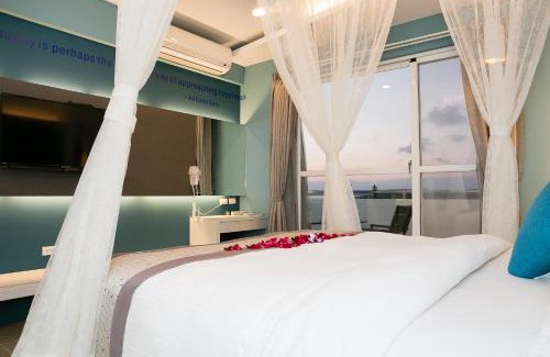 Big Beach House | Idyllic Bai Sha Tan Cottage with Oceanfront Views