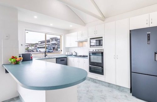 Fingal Bay House | Relaxing Baia Villa with Ocean Views and Modern Amenities