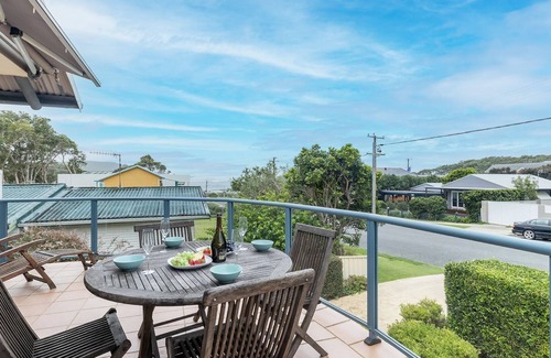 Fingal Bay House | Relaxing Baia Villa with Ocean Views and Modern Amenities
