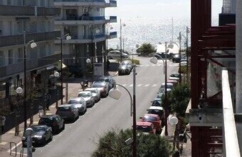 La Baule-Escoublac Apartment | Beachside Retreat in La Baule: 2 Bedrooms & Ocean Views