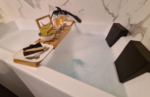 Villeneuve-la-Garenne Apartment | Modern Comfort at Baignoire Spa - Stylish 2-Room Retreat