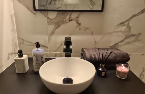 Villeneuve-la-Garenne Apartment | Modern Comfort at Baignoire Spa - Stylish 2-Room Retreat