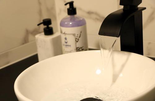 Villeneuve-la-Garenne Apartment | Modern Comfort at Baignoire Spa - Stylish 2-Room Retreat