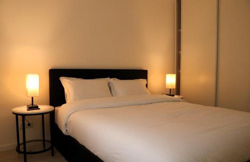Villeneuve-la-Garenne Apartment | Modern Comfort at Baignoire Spa - Stylish 2-Room Retreat