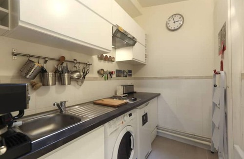 Quartier de la Goutte-d'Or Apartment | Tranquil BAIL MOBILiTE T1 near Montmartre with Kitchen