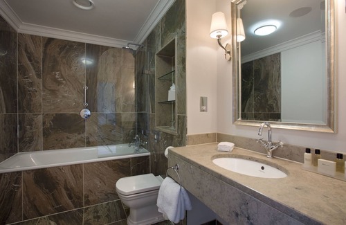Bath Hotel | Elegant Bailbrook House: 4-Star Stay with Family Amenities