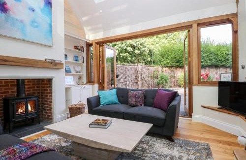 Bursledon House | Bailey Cottage: Pet-Friendly Haven with Pool & Perfect Rating