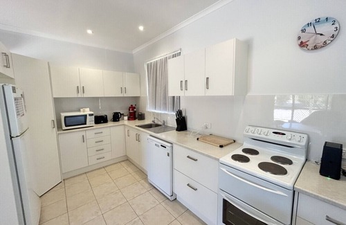 Port Hughes Apartment | Bailey's Place - Renovated 3 BR Home Steps from the Beach
