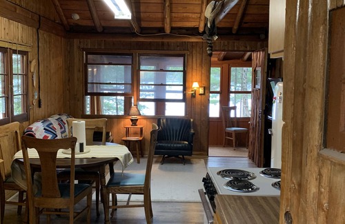 Lewiston Cabin | Pet-Friendly Bailey’s Rustic Lakehouse on All-Sports Tee Lake