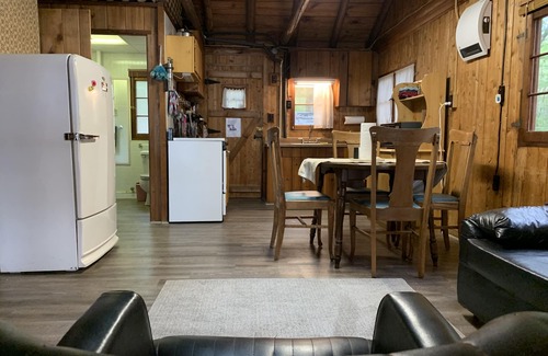 Lewiston Cabin | Pet-Friendly Bailey’s Rustic Lakehouse on All-Sports Tee Lake