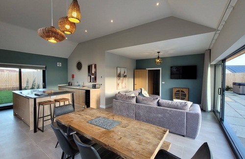 Dunholme House | Relax at Bailgate Barn: Family-Friendly with Spa & Hot Tub