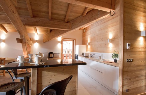 Huez-en-Oisans Ski Chalet | Private Hot Tub Retreat! Cozy Chalet in Village Center