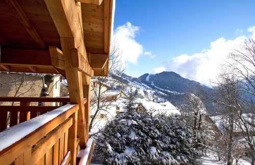 Huez-en-Oisans Ski Chalet | Private Hot Tub Retreat! Cozy Chalet in Village Center
