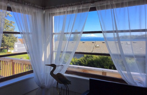 Rollingbay Cottage | Beachside Retreat: Bainbridge Cottage with Ocean View