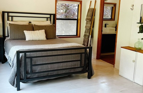 Bainbridge Island House | Bainbridge Island Crows Nest - Watch Life Sail By