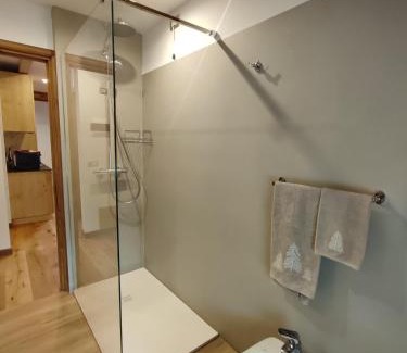Isolaccia Apartment | Cozy Baita La Cascata: Pet and Child Friendly Escape