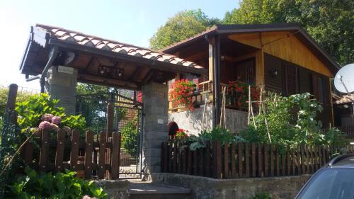 Moggiana Ski Chalet | Pet-Friendly Baita La Stradella with Ocean View & Pool