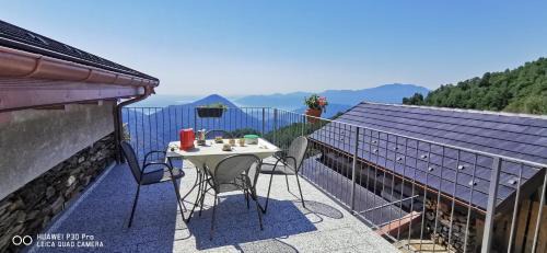 Intragna House | Scenic Baita Michele with Terrace and Lake View for 4 Guests