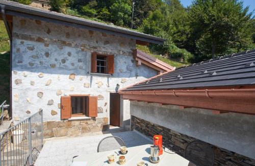Intragna House | Scenic Baita Michele with Terrace and Lake View for 4 Guests