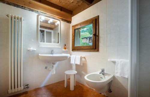 Peio Fonti Ski Chalet | Pet-Friendly Baita Vioz with Oceanfront Spa and 10/10 Rating