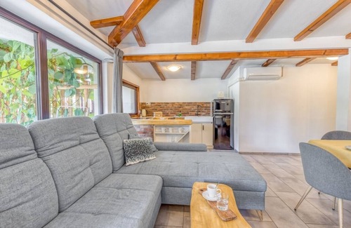 Smarje pri Jelsah Apartment | Relax at Bajsova domačija: Pet-Friendly with Ocean Views