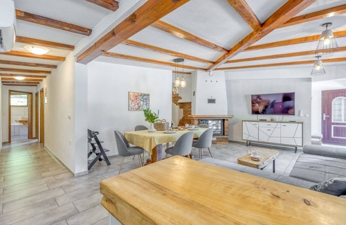 Smarje pri Jelsah Apartment | Relax at Bajsova domačija: Pet-Friendly with Ocean Views