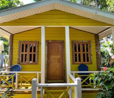 West End Cabin | Experience Bak A Yaad: Family-Friendly with Pool & Breakfast