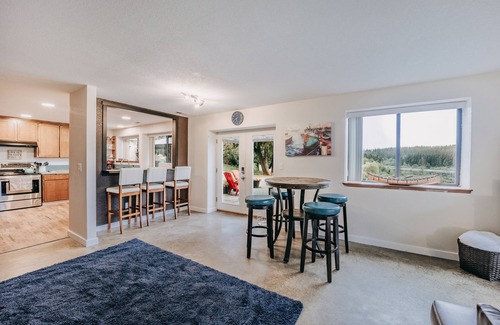 Camano Island Apartment | Elevated Baker View Lodging with Hot Tub and Scenic Vistas