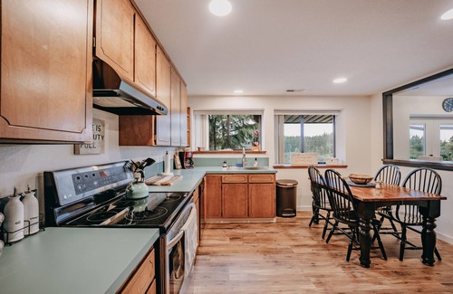 Camano Island Apartment | Elevated Baker View Lodging with Hot Tub and Scenic Vistas