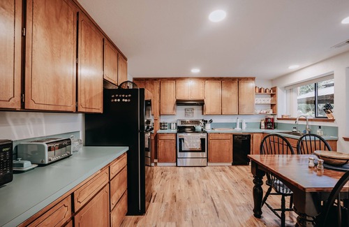 Camano Island Apartment | Elevated Baker View Lodging with Hot Tub and Scenic Vistas