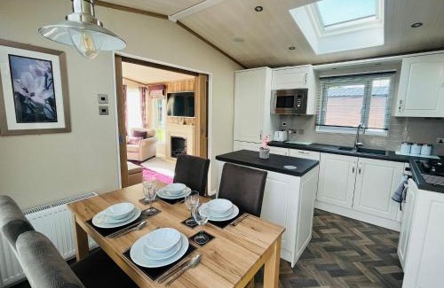 Allerthorpe House | Relax at Bakers Lodge with Hot Tub and Pet-Friendly Amenities