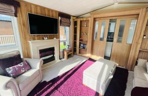 Allerthorpe House | Relax at Bakers Lodge with Hot Tub and Pet-Friendly Amenities