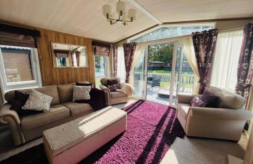 Allerthorpe House | Relax at Bakers Lodge with Hot Tub and Pet-Friendly Amenities
