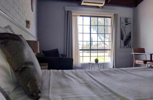 Tocumwal Hotel | Guest Rated: Bakery Park Motor Inn with Family-Friendly Amenities