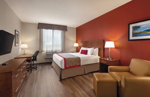 Williston Hotel | Comfortable Bakken Airport XWA Hotel with Pool & Breakfast
