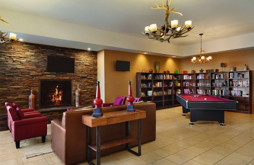 Williston Hotel | Comfortable Bakken Airport XWA Hotel with Pool & Breakfast