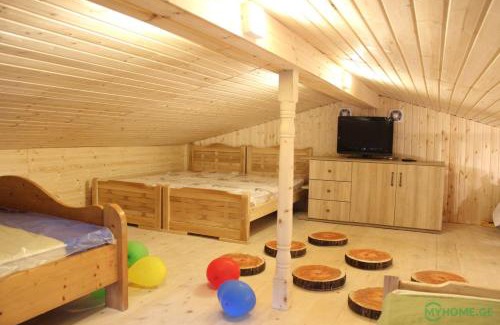 Bakurianis Andeziti Apartment | Bakuriani Residence: Family-Friendly Retreat with Dining Options