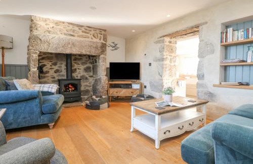Pendeen House | Experience Bal View: 5-Star Stay with Family-Friendly Amenities