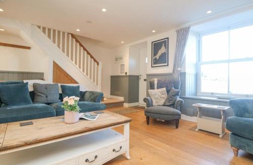 Pendeen House | Experience Bal View: 5-Star Stay with Family-Friendly Amenities