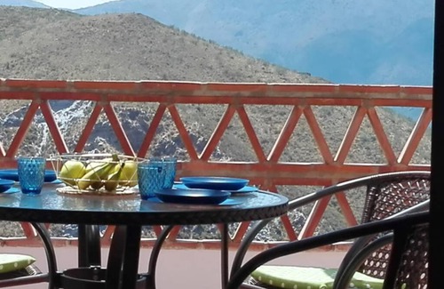 Carataunas Apartment | Idyllic Balcón de Carataunas: Family-Friendly Retreat