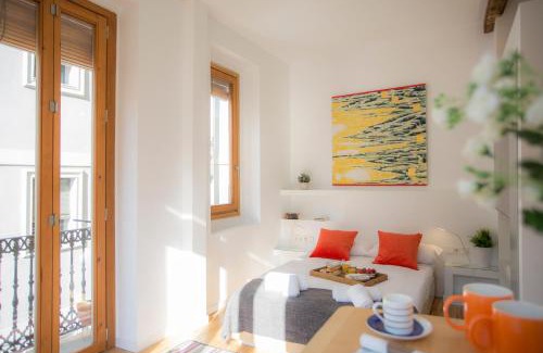 Ciutat Vella Apartment | Experience Family-Friendly Comfort at Balcón de Manet