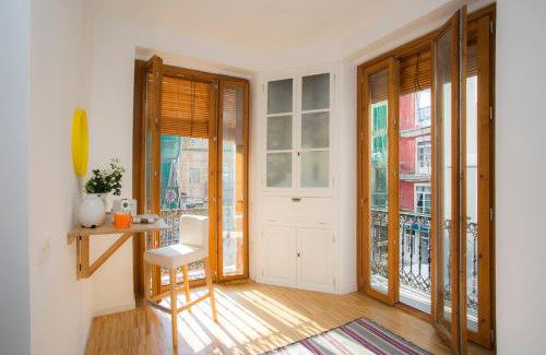 Ciutat Vella Apartment | Experience Family-Friendly Comfort at Balcón de Manet