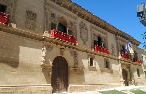 Old Town Baeza Apartment | Family-Friendly Stay at Balcón del Cardenal - Guest Rated 9.8