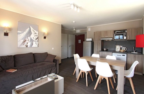Pra Loup Condo | Balcon with Pool Access | Just 5 Minutes from Lifts